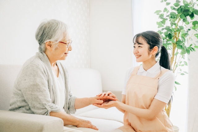 介護する女性と高齢者