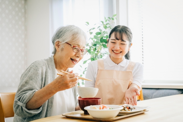 食事介助する女性スタッフ